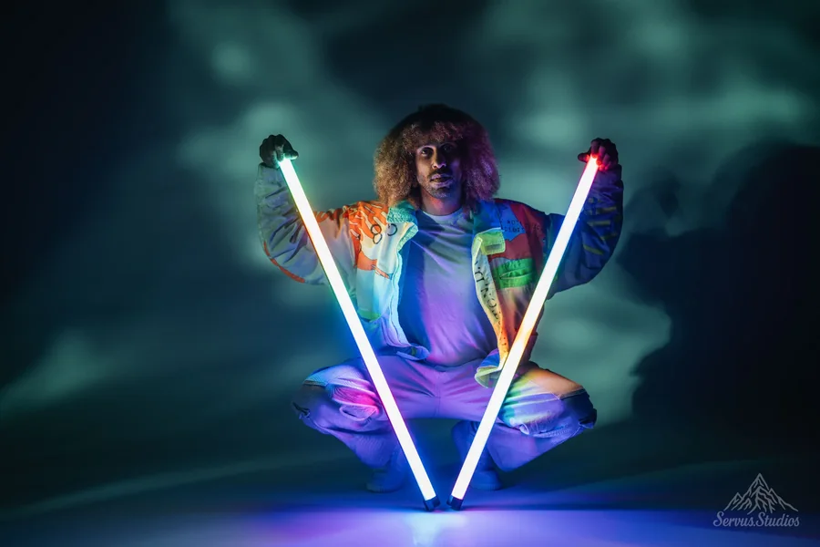 Fashion Shooting Regensburg mit farbigem Neonlicht und kreativem Styling