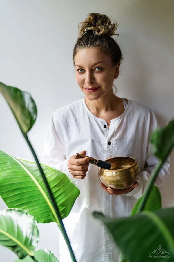 Personal Branding Fotoshooting Regensburg mit Klangschale und Pflanzen im Studio
