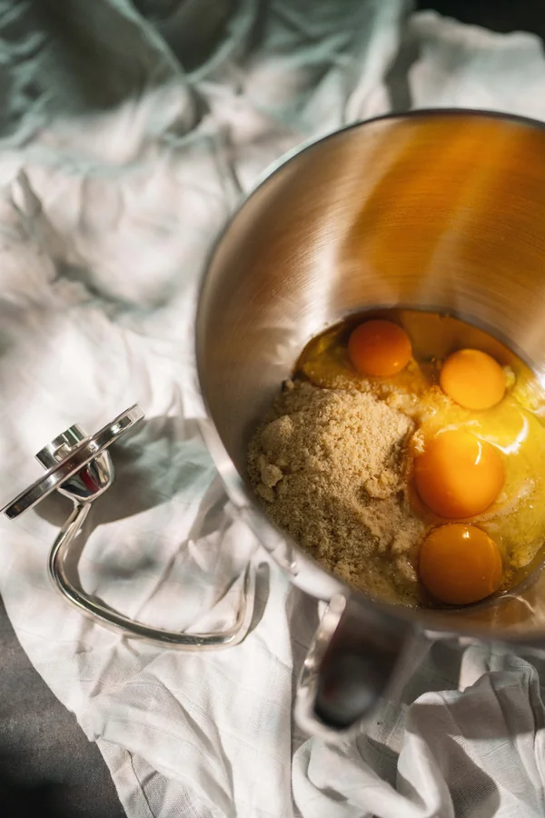 Foodfotografie Regensburg – Backprozess mit Eiern und Teigschüssel im Studio