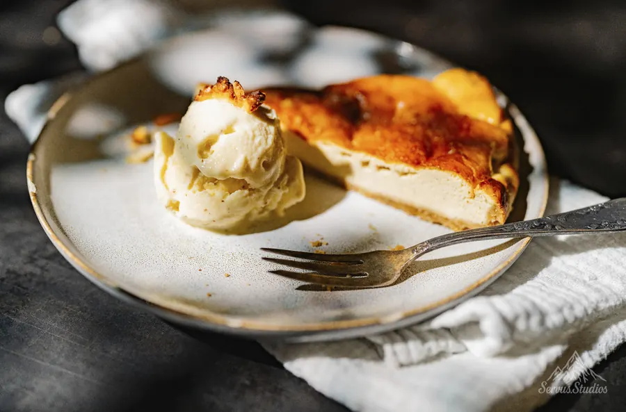 Foodfotografie Regensburg – Käsekuchen mit Eis Dessert auf Keramikteller
