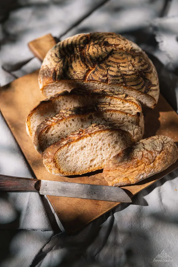 Foodfotografie Regensburg – angeschnittenes Sauerteigbrot auf Holzbrett