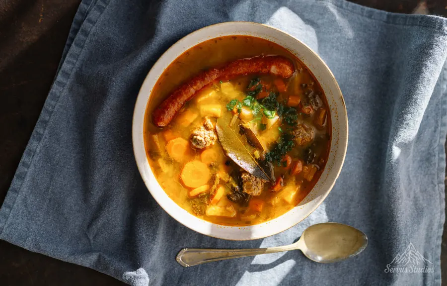 Foodfotografie Regensburg – Suppe in Keramikschale auf Stoff