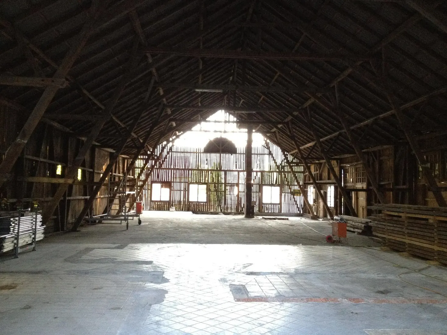 Große Scheunenhalle der ehemaligen Ranch vor der Renovierung