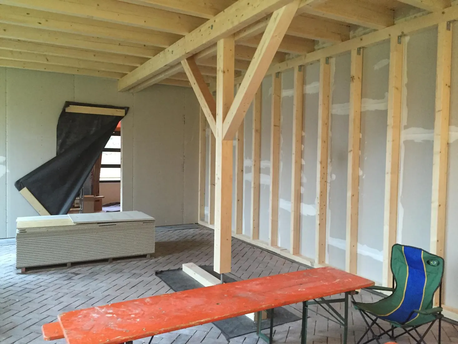 Umbauphase mit Holzständerwerk und Trockenbau