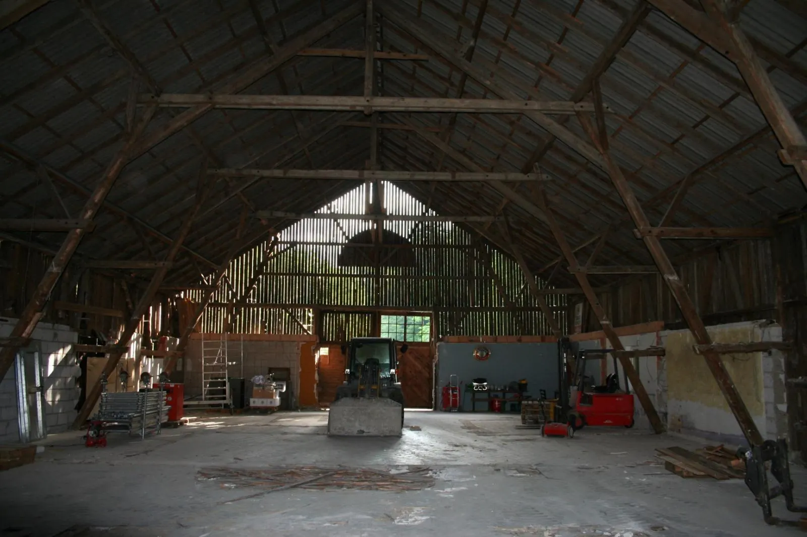 Große Halle der ehemaligen Ranch vor der Modernisierung