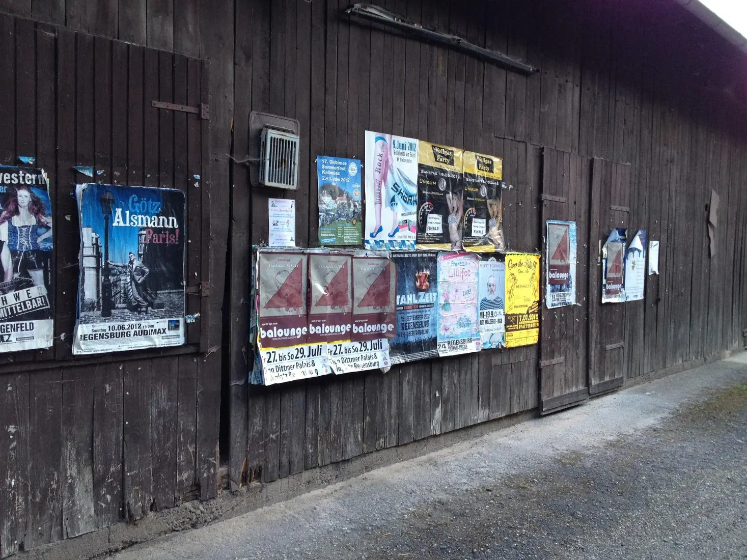 Alte Plakatwand an der früheren Ranch als Zeitdokument