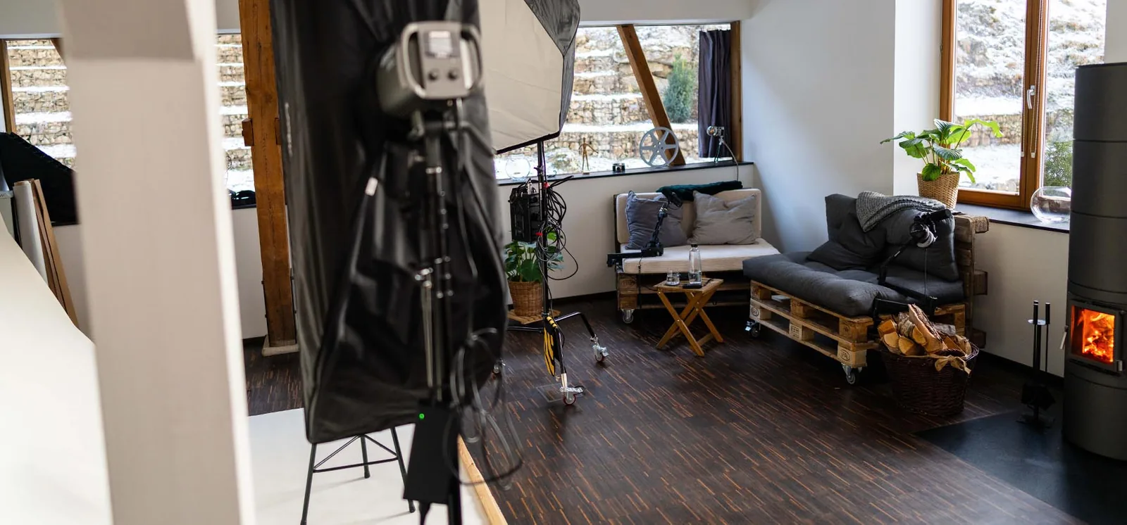 Gemütliche Studio-Lounge mit Kamin und Lichttechnik