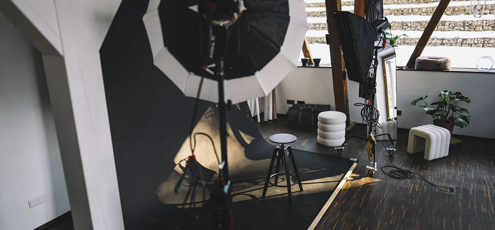 Studiofläche mit Lichtformern, Hockern und Produktions-Setup