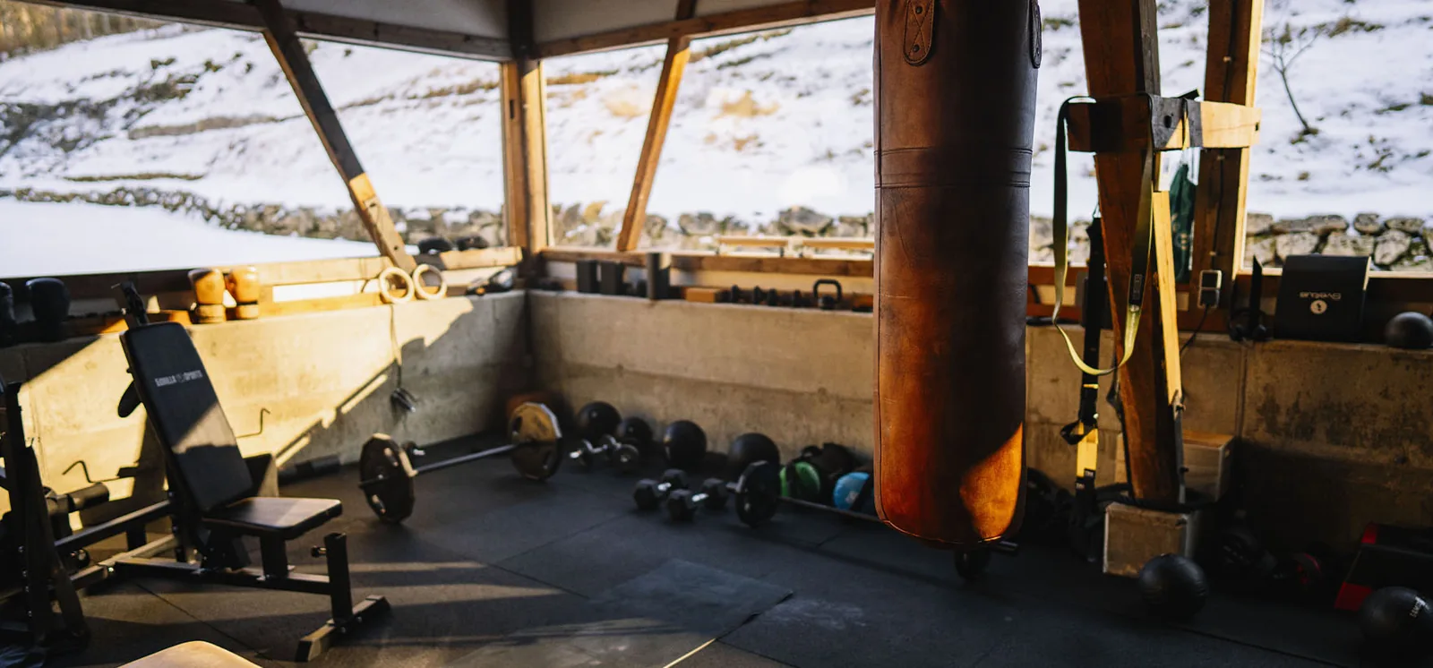 Fitness- und Actionbereich mit Boxsack und Gewichten im Studio