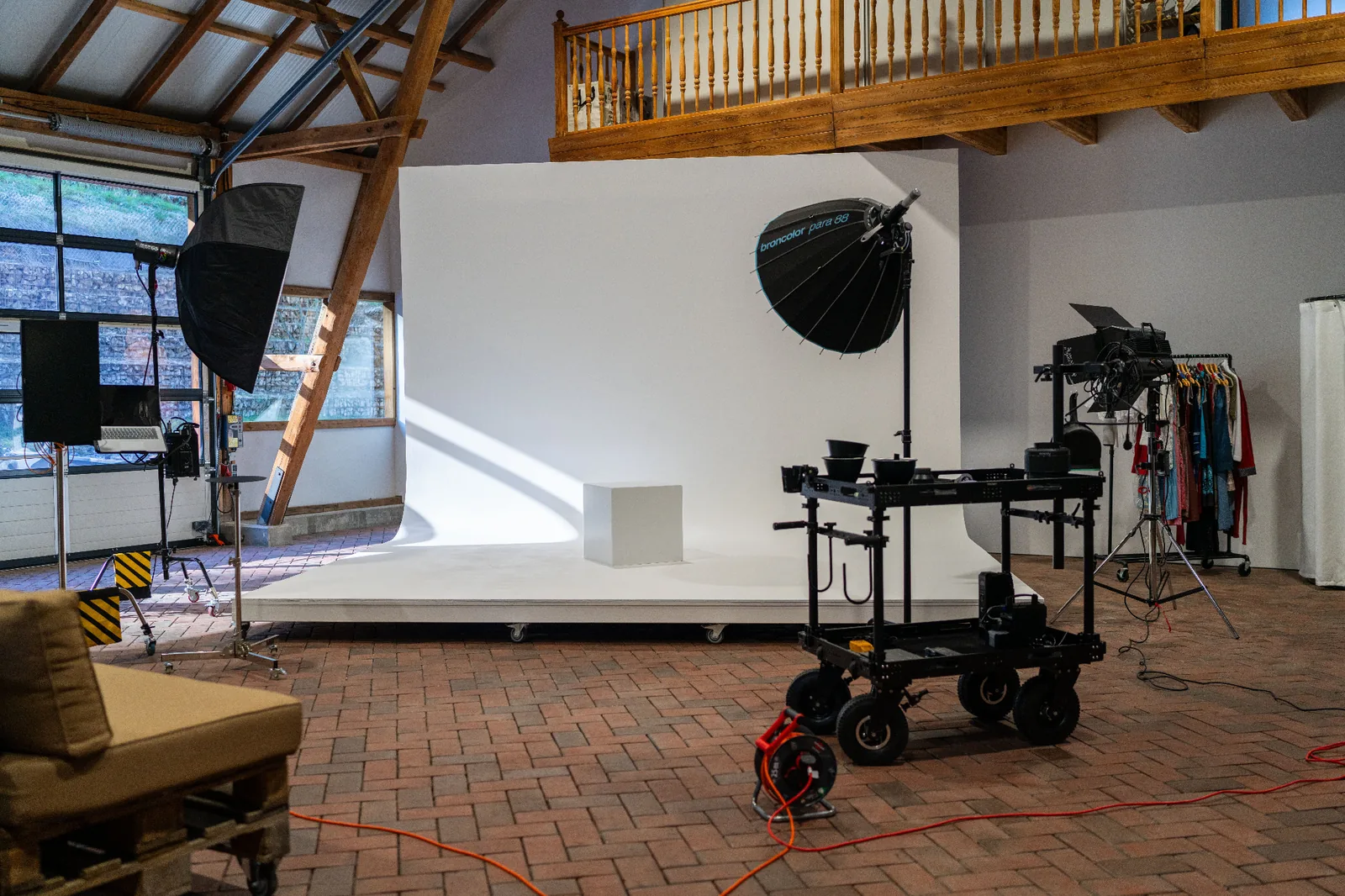 Großes Studio mit rollbarer Hohlkehle